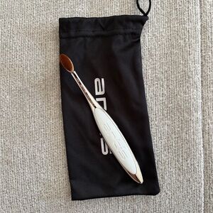 Artis Oval 3 Makeup Brush in White